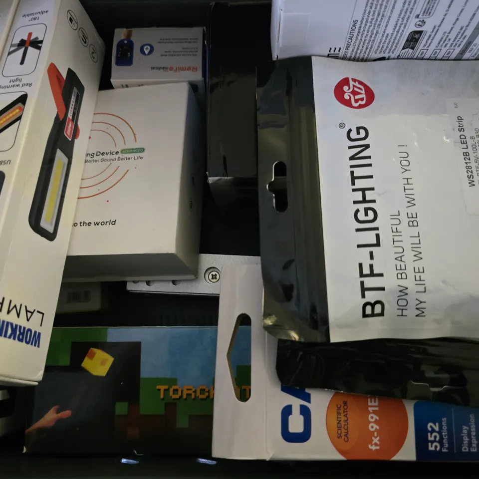 APPROXIMATELY 12 ASSORTED ITEMS TO INCLUDE - WORKING LAMP , UGREEN USB-C ETHERNET ADAPTER ,HAND WARMER ETC
