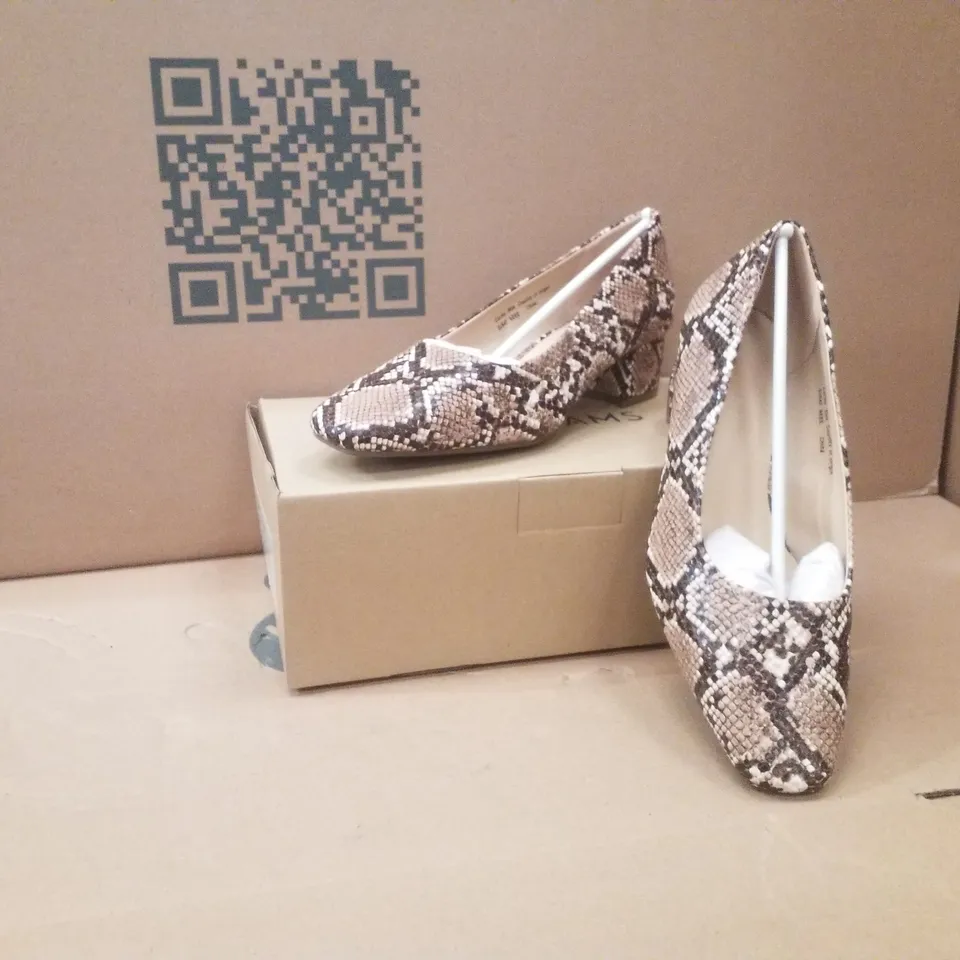 BOX CONTAINING APPROXIMATELY 10X BRAND NEW JD WILLIAM'S BLOCK HEEL EEE FIT - COLOUR SNAKE - SIZE 6
