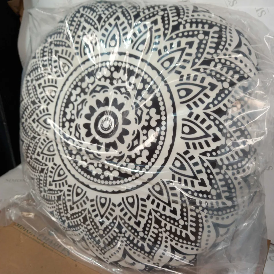 GARDEN REFLECTIONS OUTDOOR MANDALA FLOOR CUSHION - BLACK & WHITE