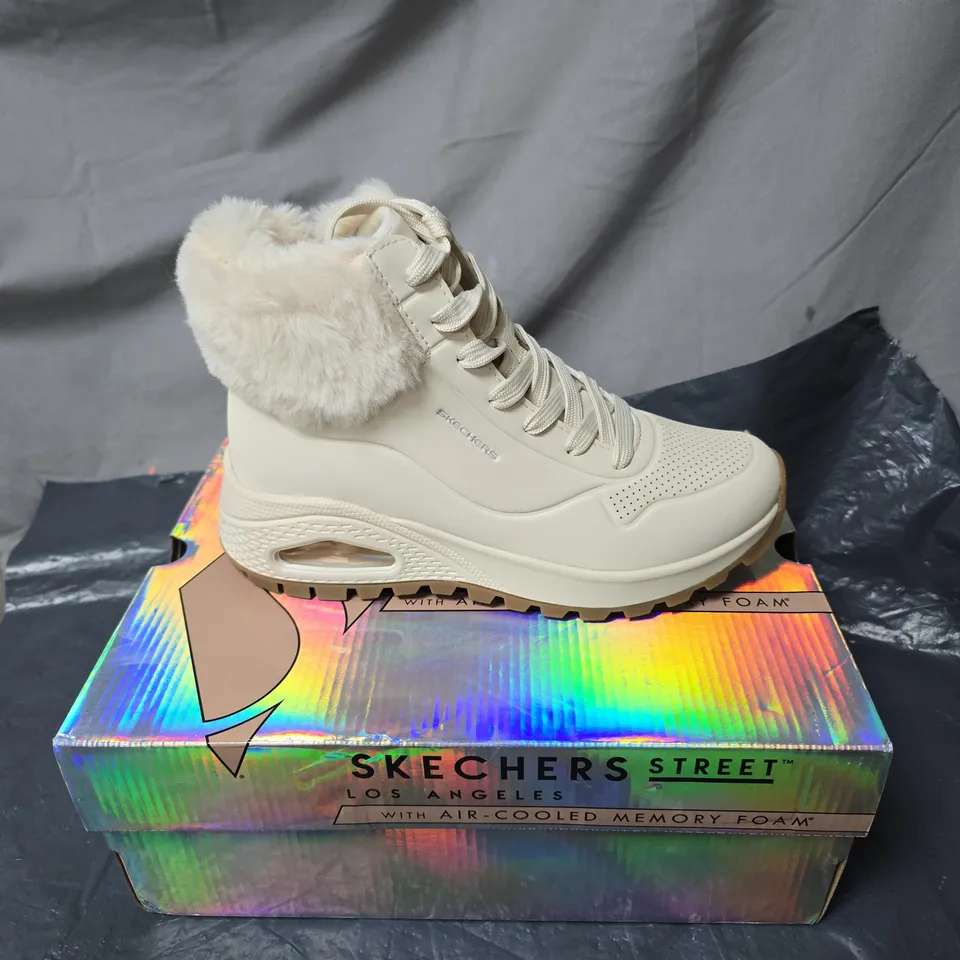 SKECHERS STREET LOS ANGELES WOMEN'S BOOTS – BEIGE FAUX FUR COLLAR SIZE 3.5