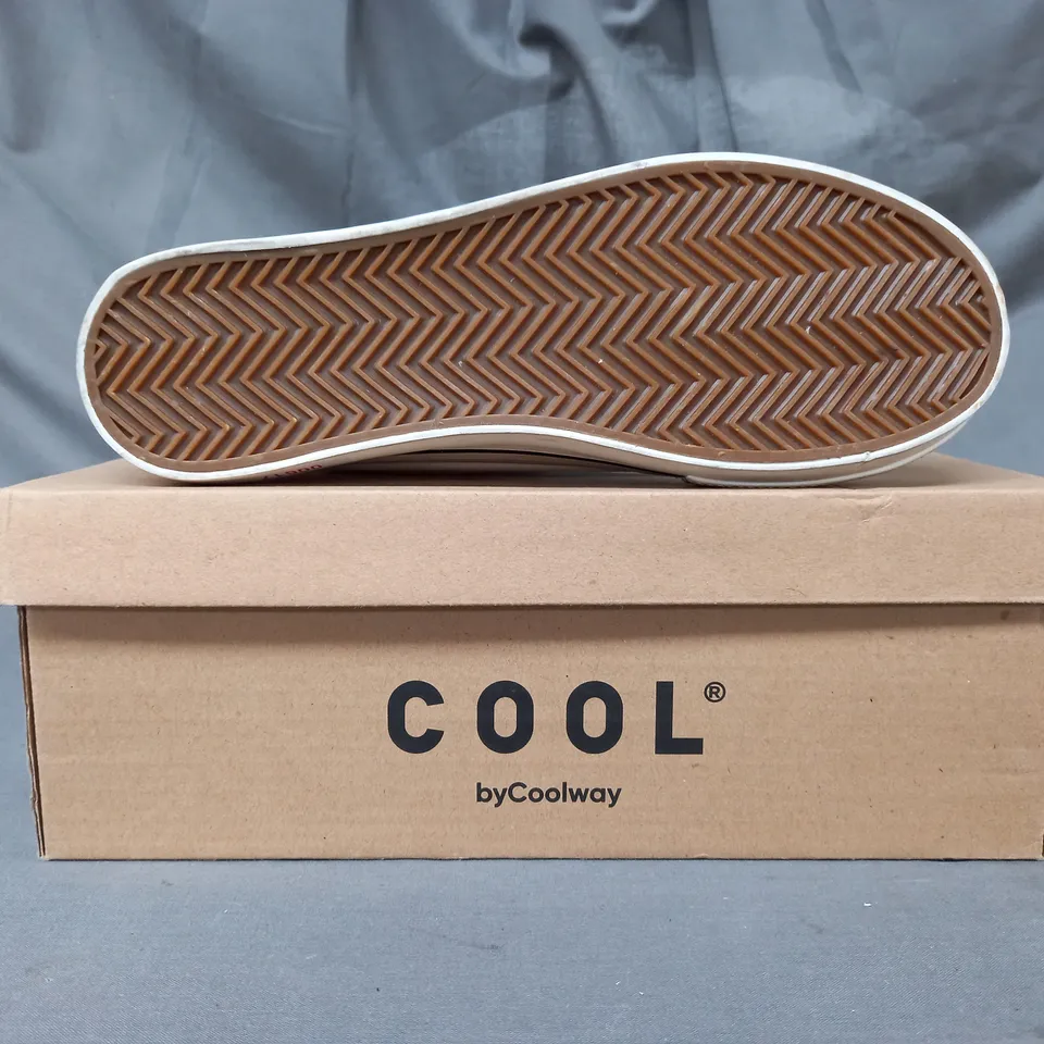 BOXED PAIR OF COOL MUSSA CANVAS SNEAKERS IN WHITE UK SIZE 4