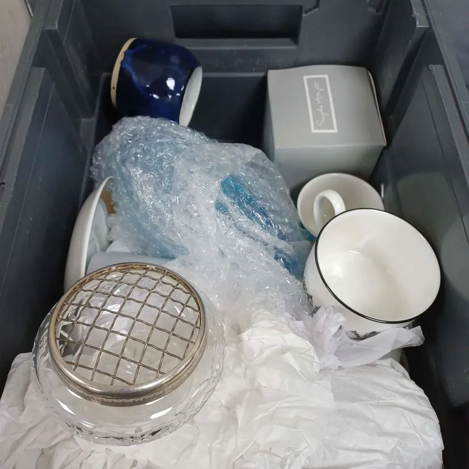 APPROXIMATELY 15 KITCHENWARE ITEMS TO INCLUDE MUGS, GLASSES AND PLATES