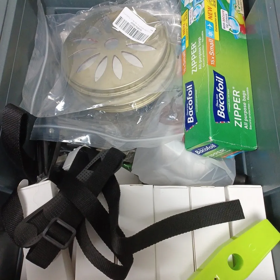 BOX OF APPROXIMATELY 20 ASSORTED HOUSEHOLD ITEMS TO INCLUDE ARTIST PAINTBRUSHES, CHARGER AND SOLAR LIGHTS