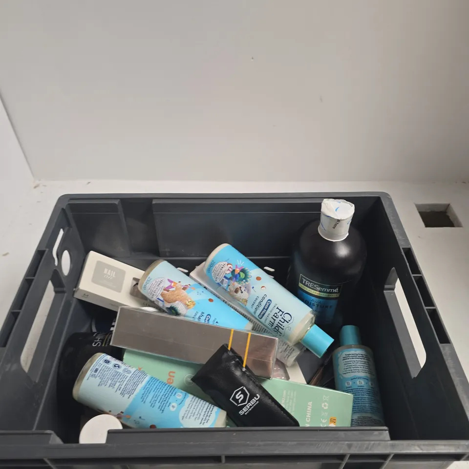TOTE OF APPROXIMATELY 10 ASSORTED ITEMS INCLUDING CHILD'S FARM CONDITIONER, SERBU TWEEZERS AND VIARELINE NECK CREAM