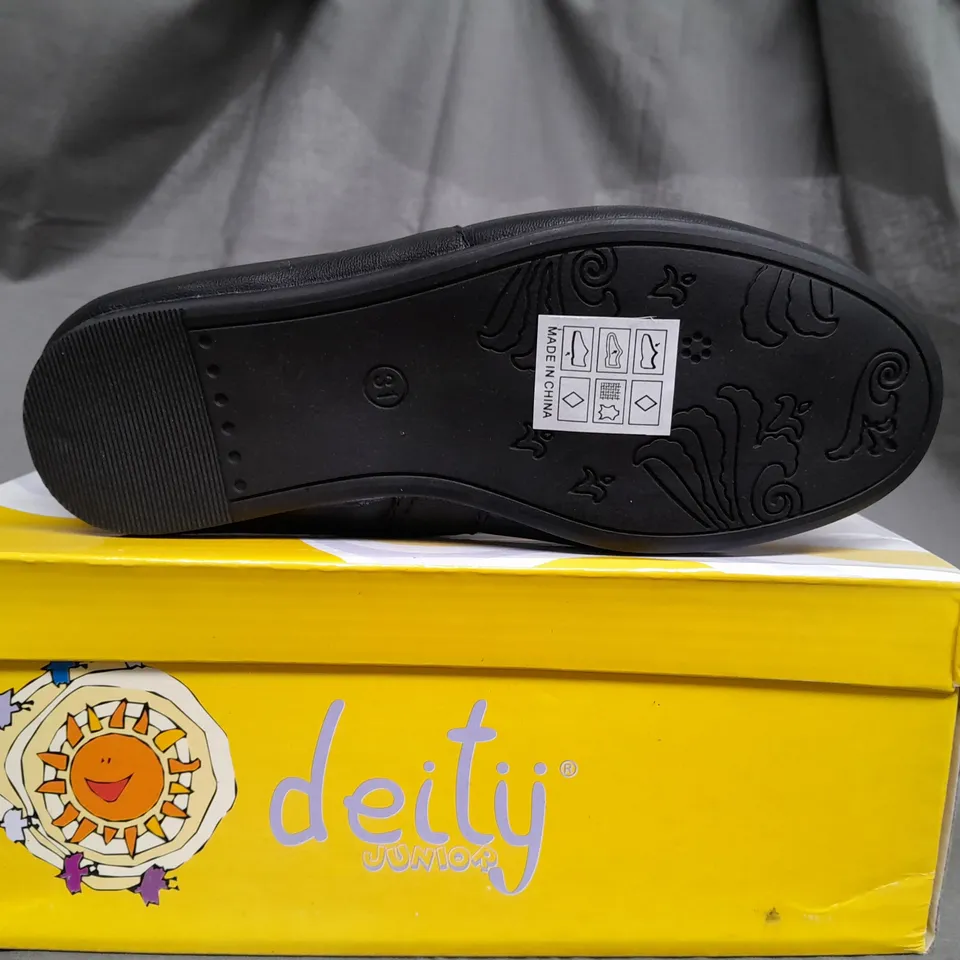 BOX OF APPROX 16 DEITY JUNIOR BLACK OPEN TOP SHOES IN VARIOUS SIZES