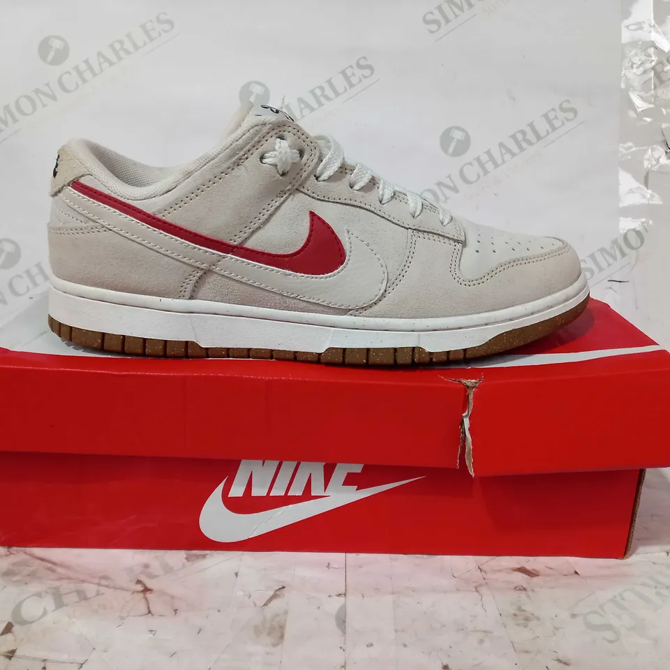 BOXED PAIR OF NIKE DUNK LOW SE SHOES IN OFF WHITE/RED UK SIZE 7