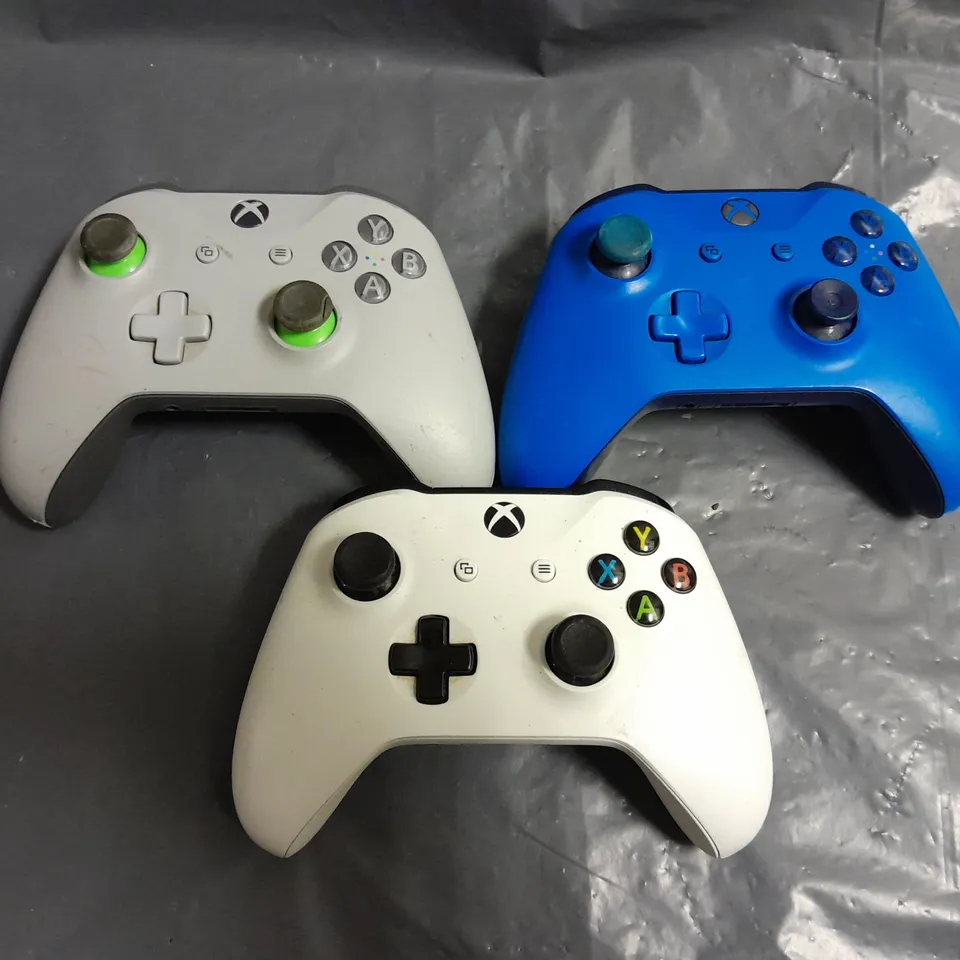 SET OF 3 XBOX ONE CONTROLLERS 