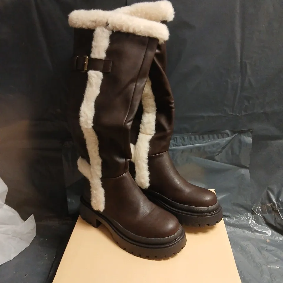 SIMMI LONDON BROWN LEATHER KNEE-HIGH BOOT WITH SHEARLING TRIM – BUCKLE DETAIL UK SIZE 6