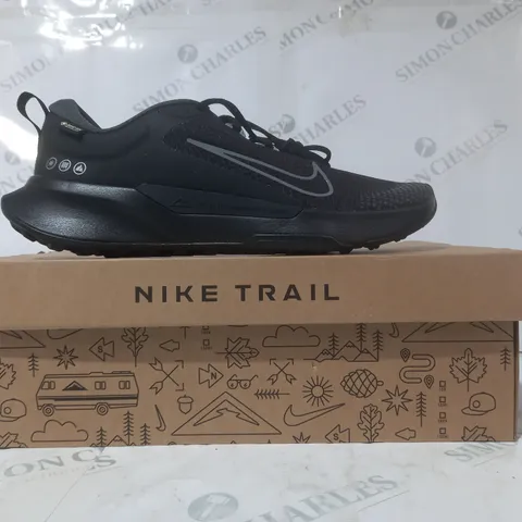 BOXED PAIR OF NIKE JUNIPER TRAIL 2 GTX SHOES IN BLACK UK SIZE 9