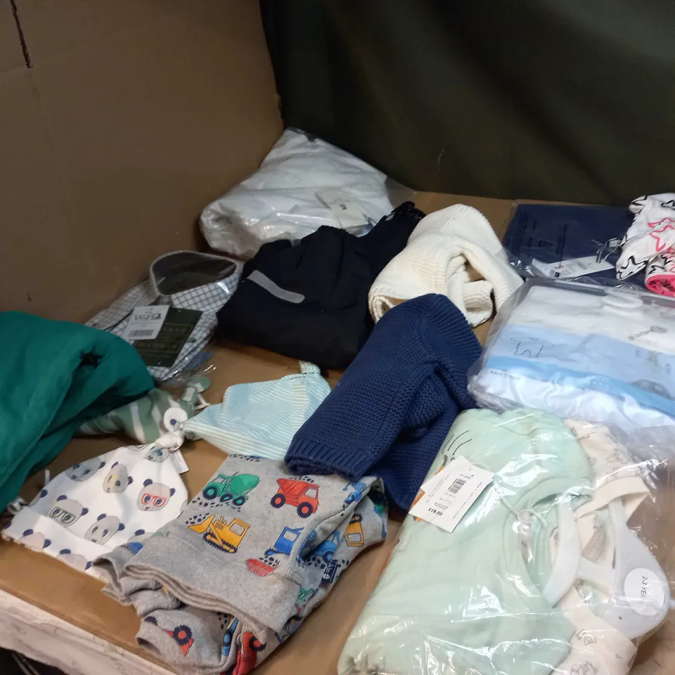 LOT OF ASSORTED KIDS CLOTHING ITEMS TO INCLUDE BABYGROWS, T-SHIRTS AND TROUSERS 