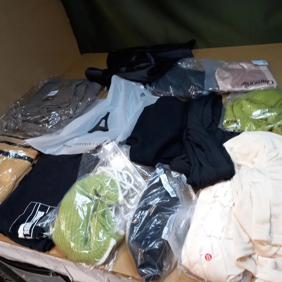 LOT OF APPROX 20 ASSORTED CLOTHING ITEMS TO INCLUDE JUMPERS, JEANS AND T-SHIRTS