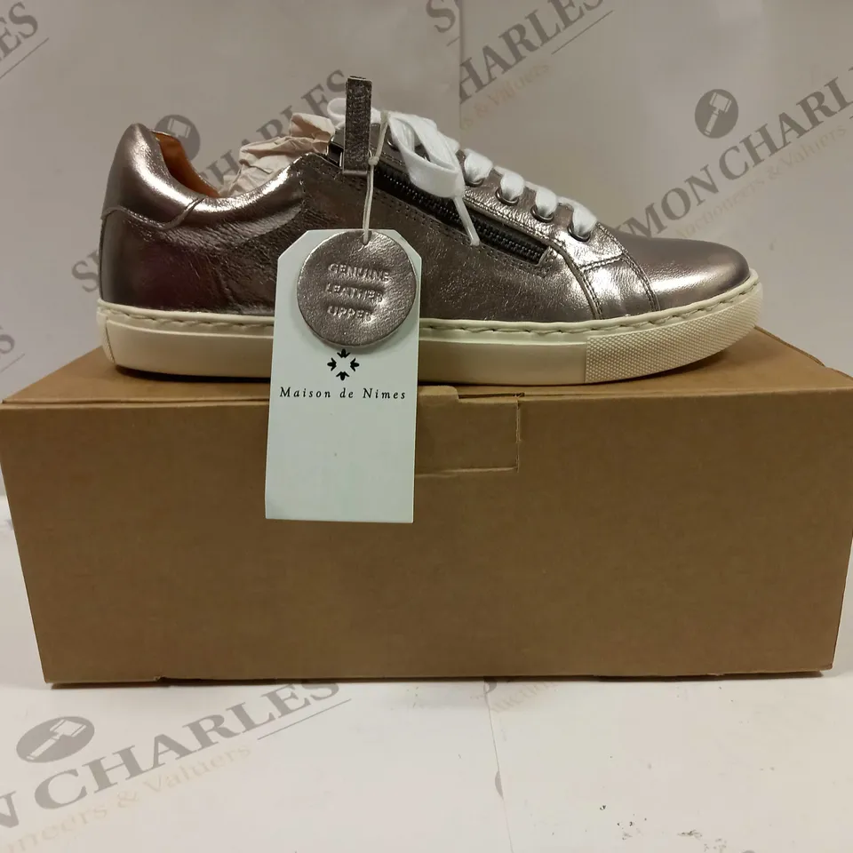 BOXED PAIR OF MAISON DE NIMES LEATHER ZIP SIDE TRAINERS IN PEWTER - SIZE 5 