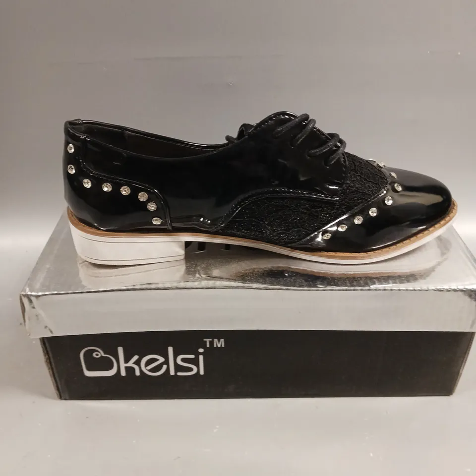 BOXED PAIR OF KELSI LACED SEQUINED SHOES IN BLACK - 4