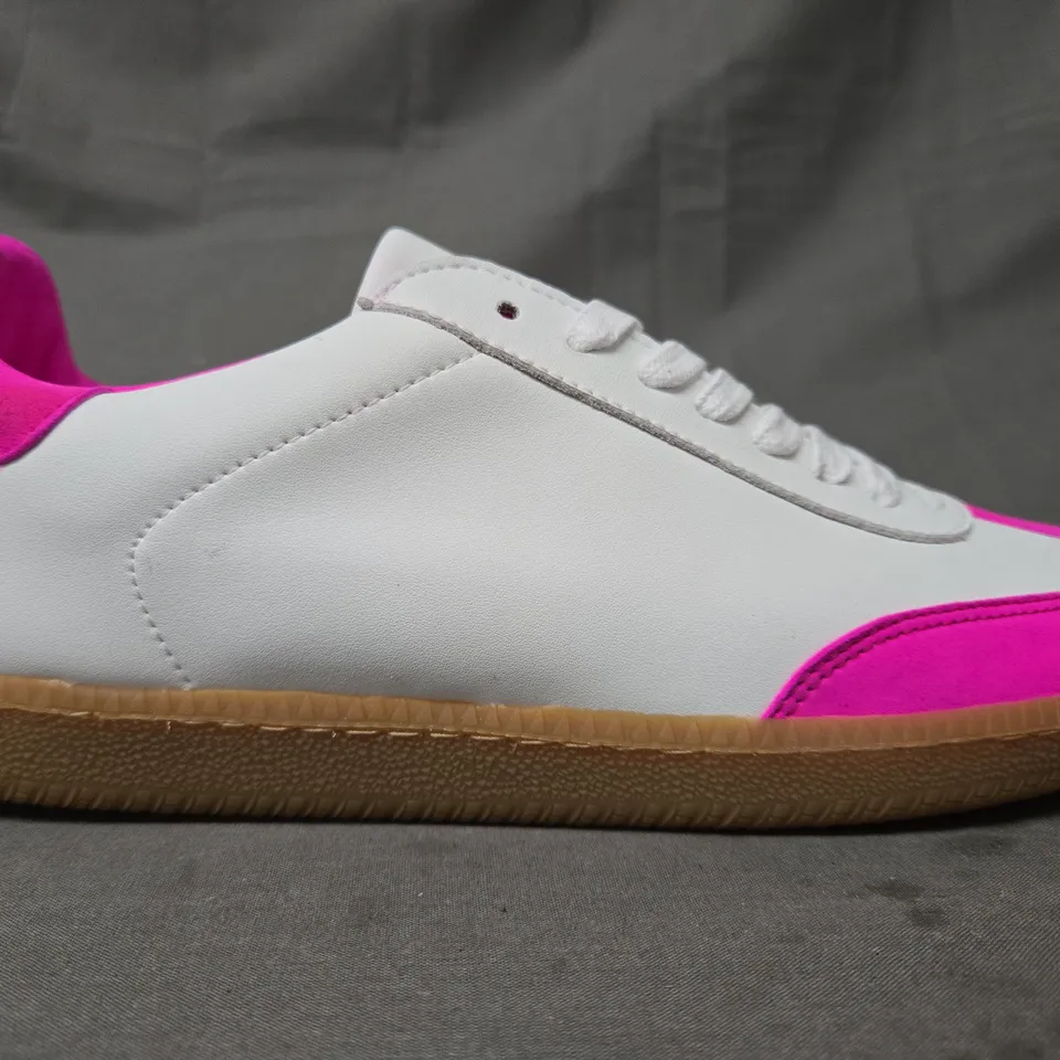 BOXED PAIR OF NICKI HOYNE SPORTY TRAINERS IN WHITE/PINK EU SIZE 41