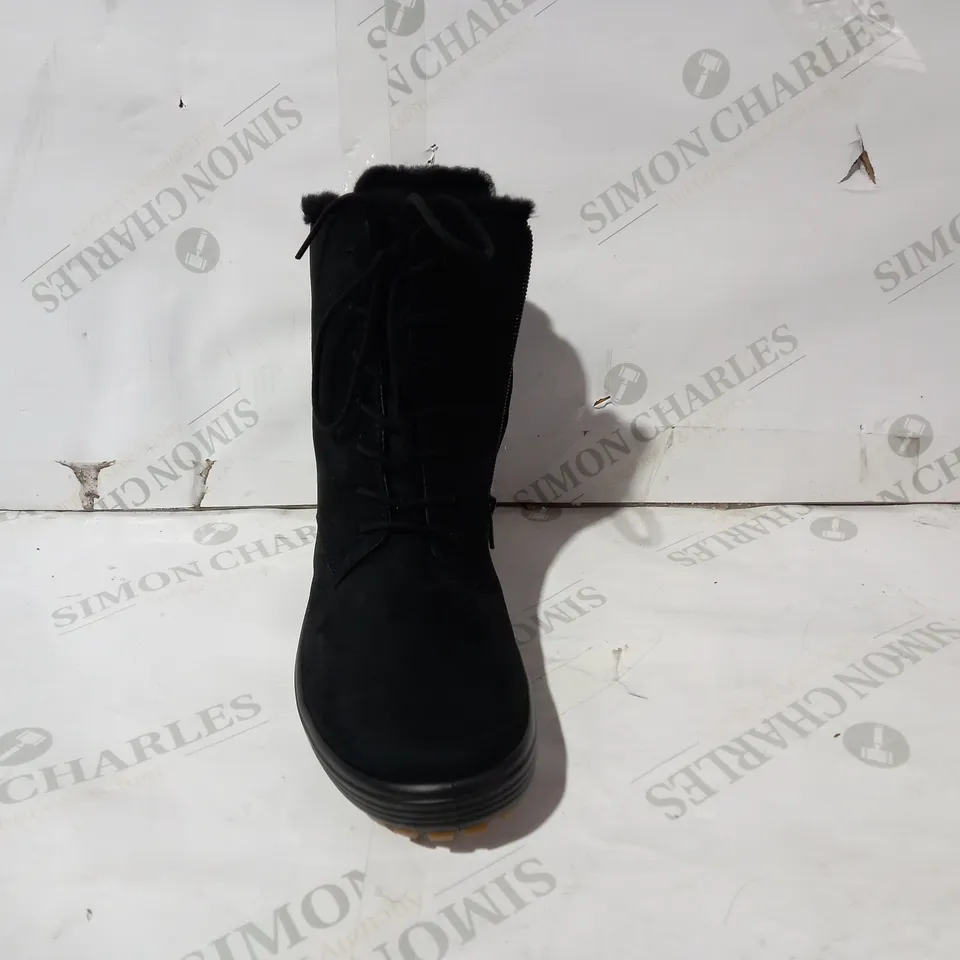BOXED PAIR OF ECCO FAUX FUR LINED BOOTS IN BLACK UK SIZE 6