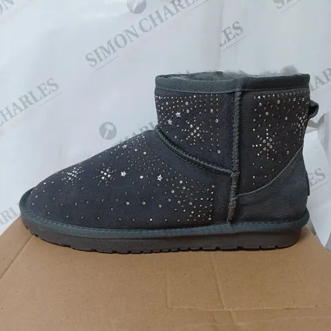 BOXED BONOVA SPARKLE SHEEPSKIN BOOTS, LIGHT GREY - SIZE 9