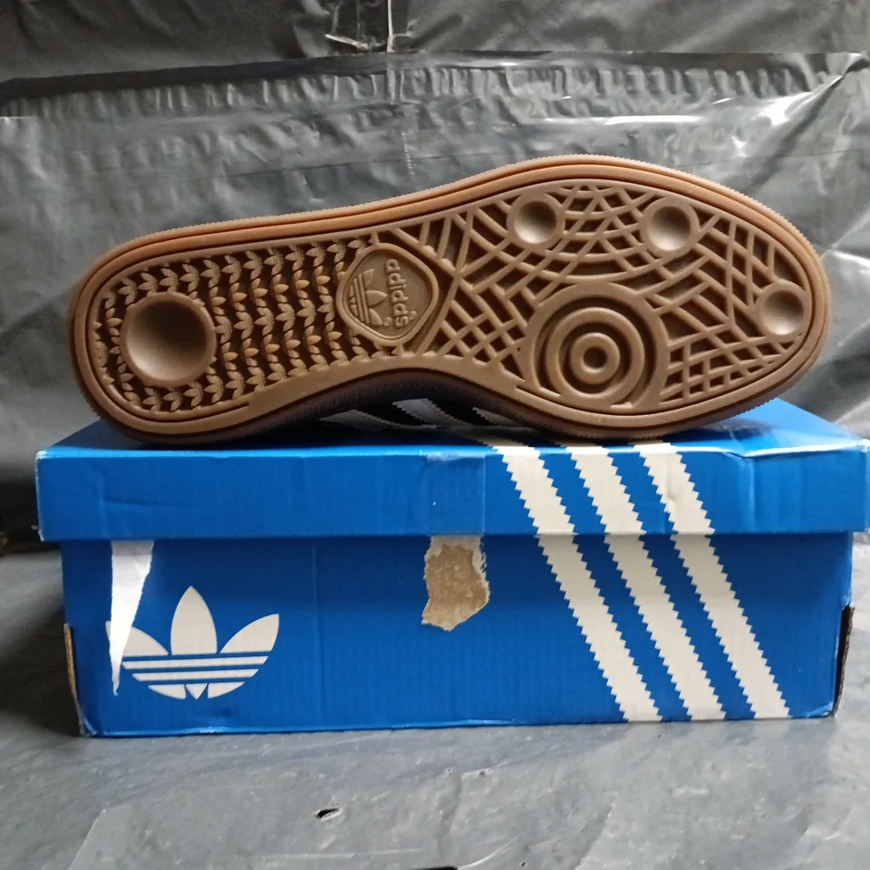 BOXED PAIR OF ADIDAS HANDBALL SPEZIAL TRAINERS IN BLACK/WHITE SIZE UK 5.5