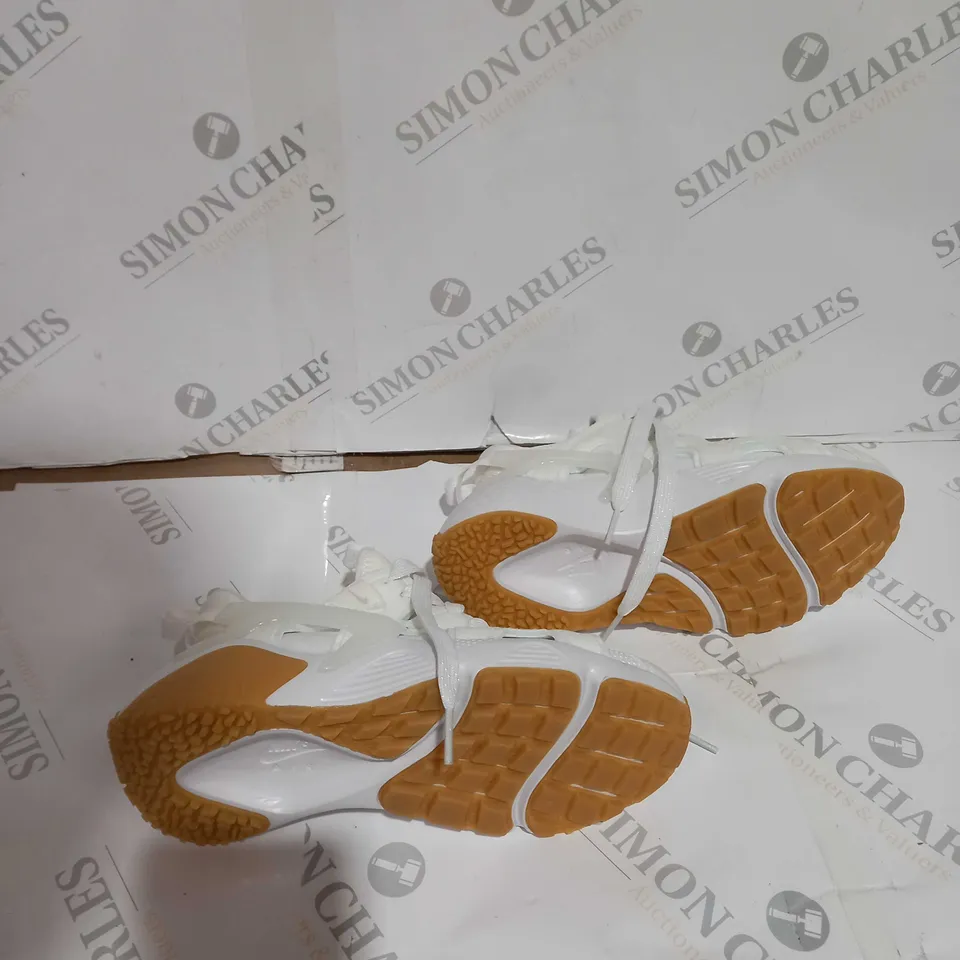 UNBOXED PAIR OF NIKE AIR HUARACHE SIZE UK 3.5