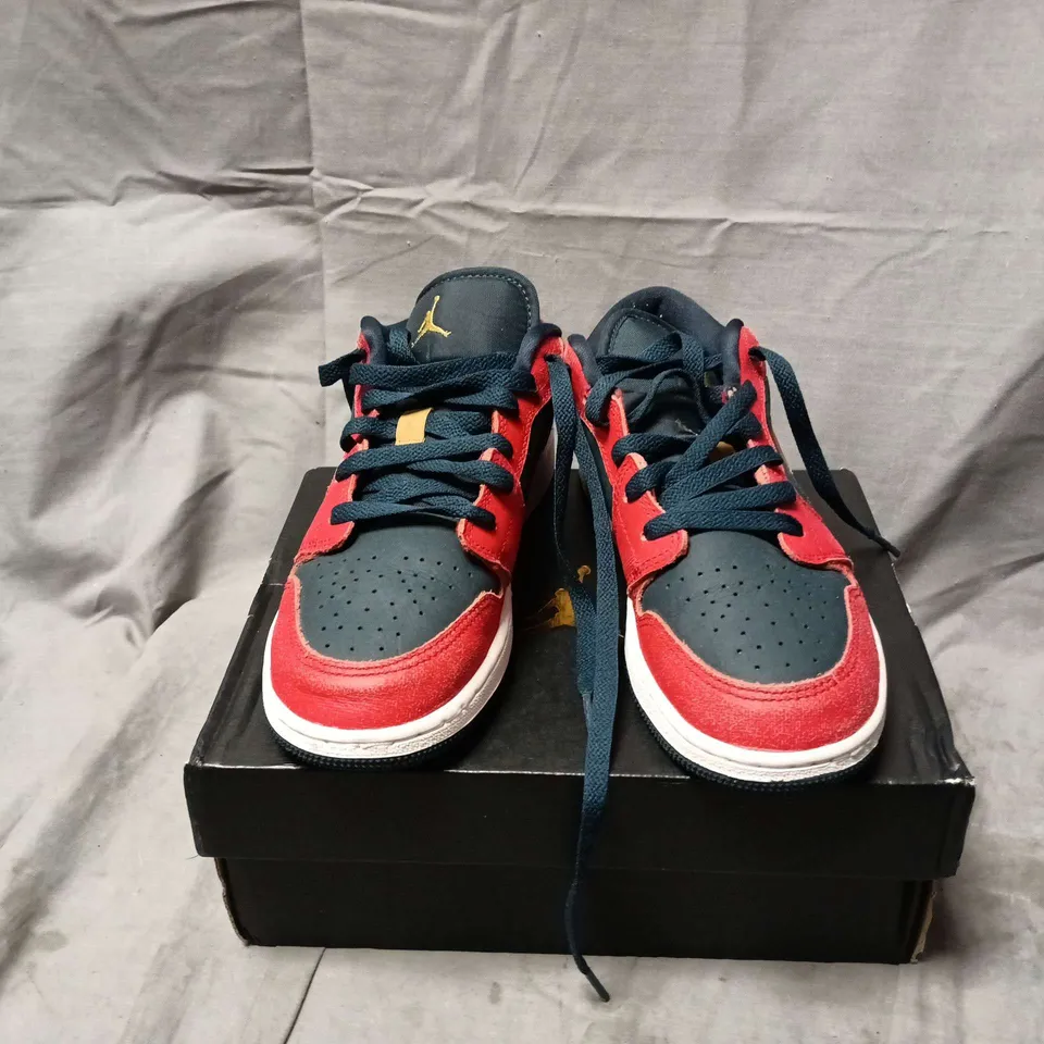 BOXED PAIR OF NIKE AIR JORDAN 1 LOW TRAINERS IN RED/BLUE - UK 3.5