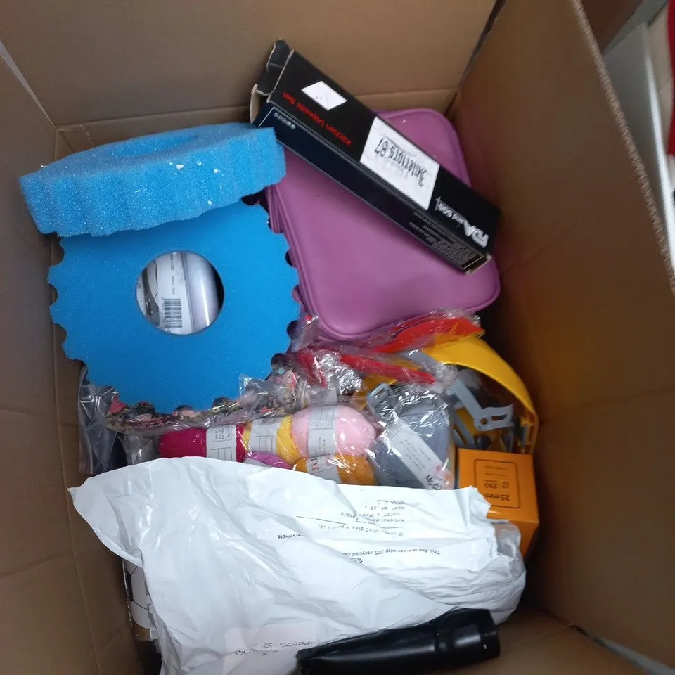 BOX OF APPROXIMATELY 18 ASSORTED ITEMS TO INCLUDE; LIVING AND HOME SHOE RACK