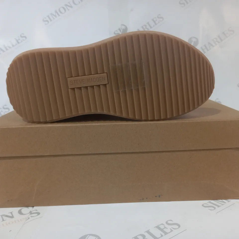 BOXED PAIR OF STEVE MADDEN TRAINERS IN TAN/MULTICOLOUR UK SIZE 4