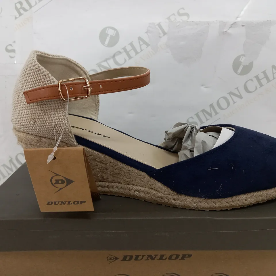 BOXED PAIR OF DUNLOP RANA III PLATFORM SHOES - UK 7