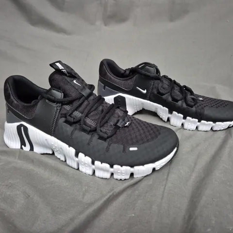 UNBOXED PAIR OF NIKE METCON FREE TRAINERS BLACK/WHITE UK 8