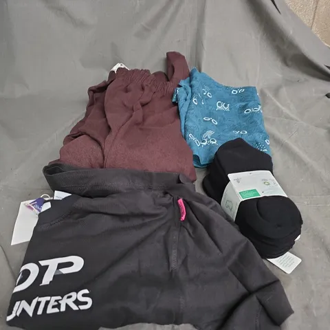 BOX OF APPROIXMATELY 15 ASSORTED CLOTHING ITEMS TO INCLUDE K POP DEMON HUNTERS T SHIRT, BROWN TRACKSUIT, SCARF, SOCKS ETC