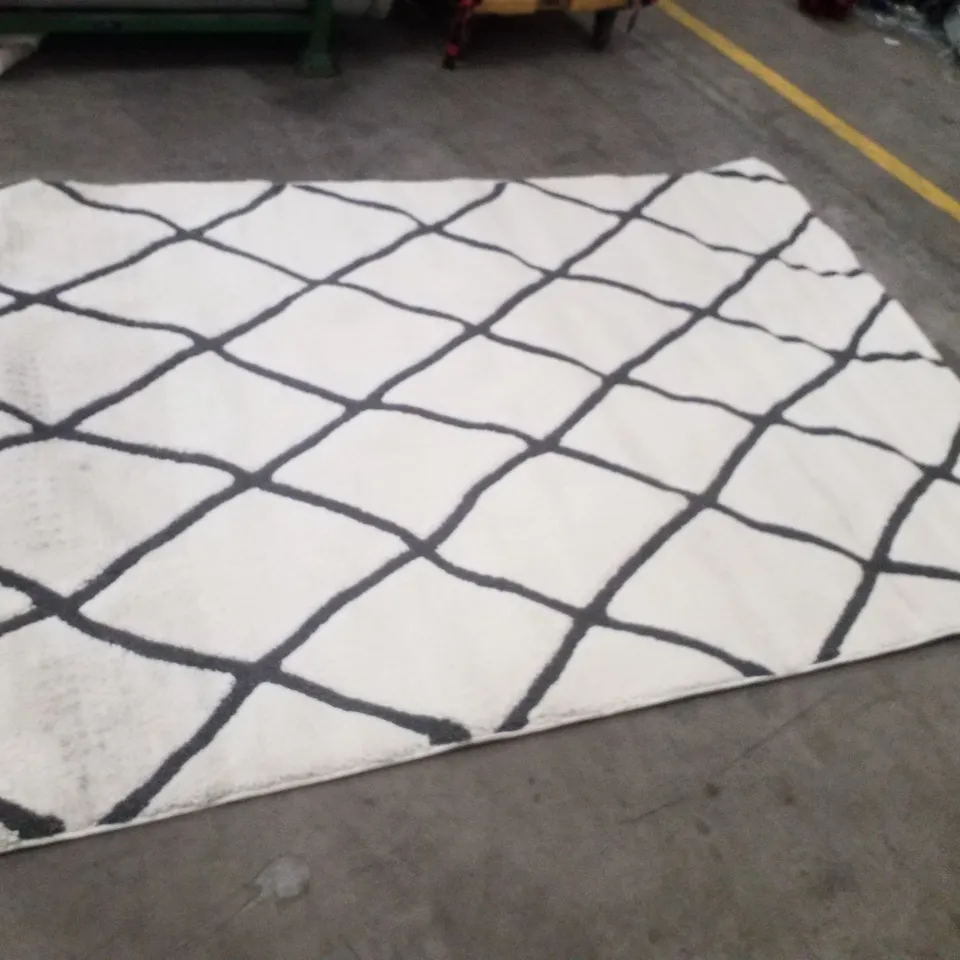 QUALITY DESIGNER AREA RUG    - APPROXIMATELY 230X156CM