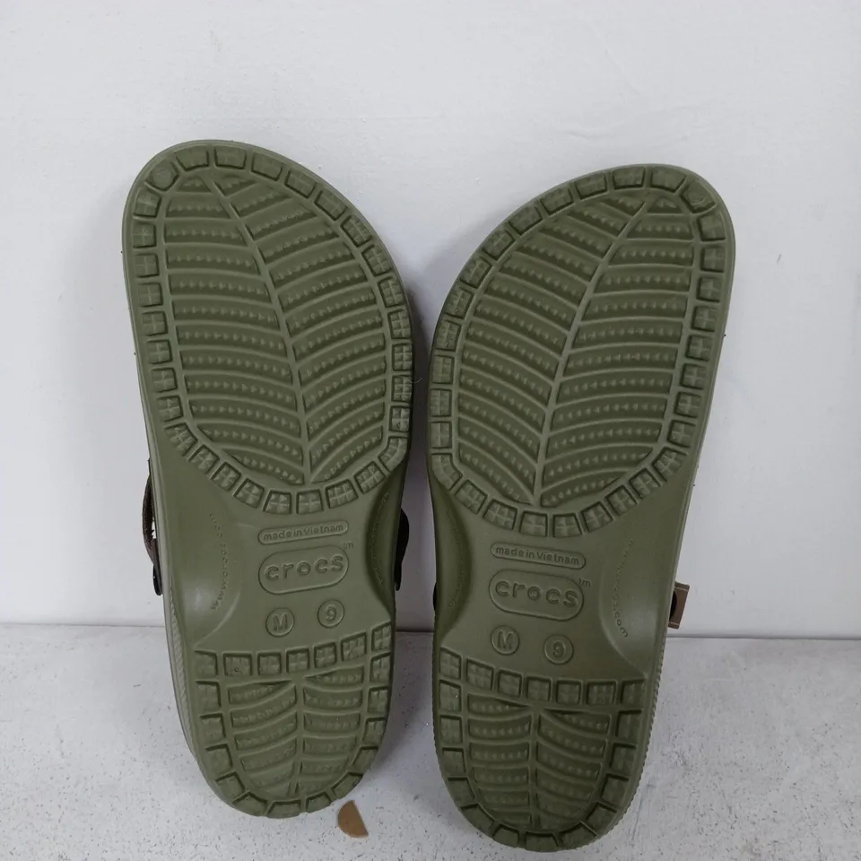 PAIR OF CROCS SLIDERS IN GREEN/BROWN - M 9