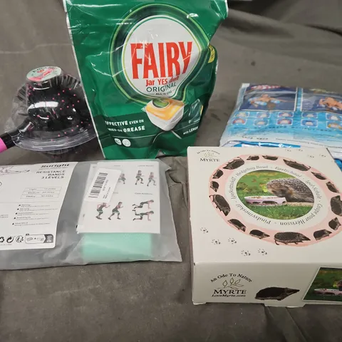 APPROXIMATELY 10 ASSORTED HOUSEHOLD ITEMS TO INCLUDE HEDGEHOG BOWL, HAIR BRUSH, RESISTANCE BANDS ETC 