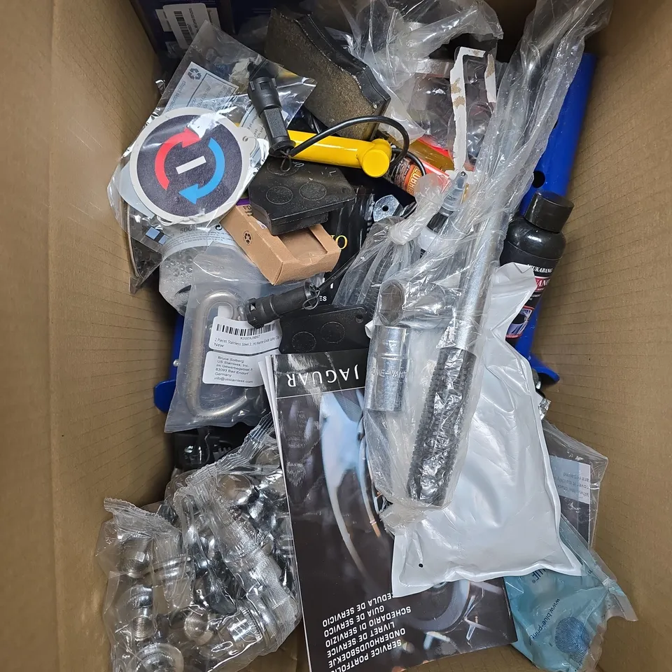 APPROXIMATELY 8 ASSORTED AUTO ITEMS TO INCLUDE JACK STAND, HARNESS, AND BILTEMA STANDARD ETC. - COLLECTION ONLY 