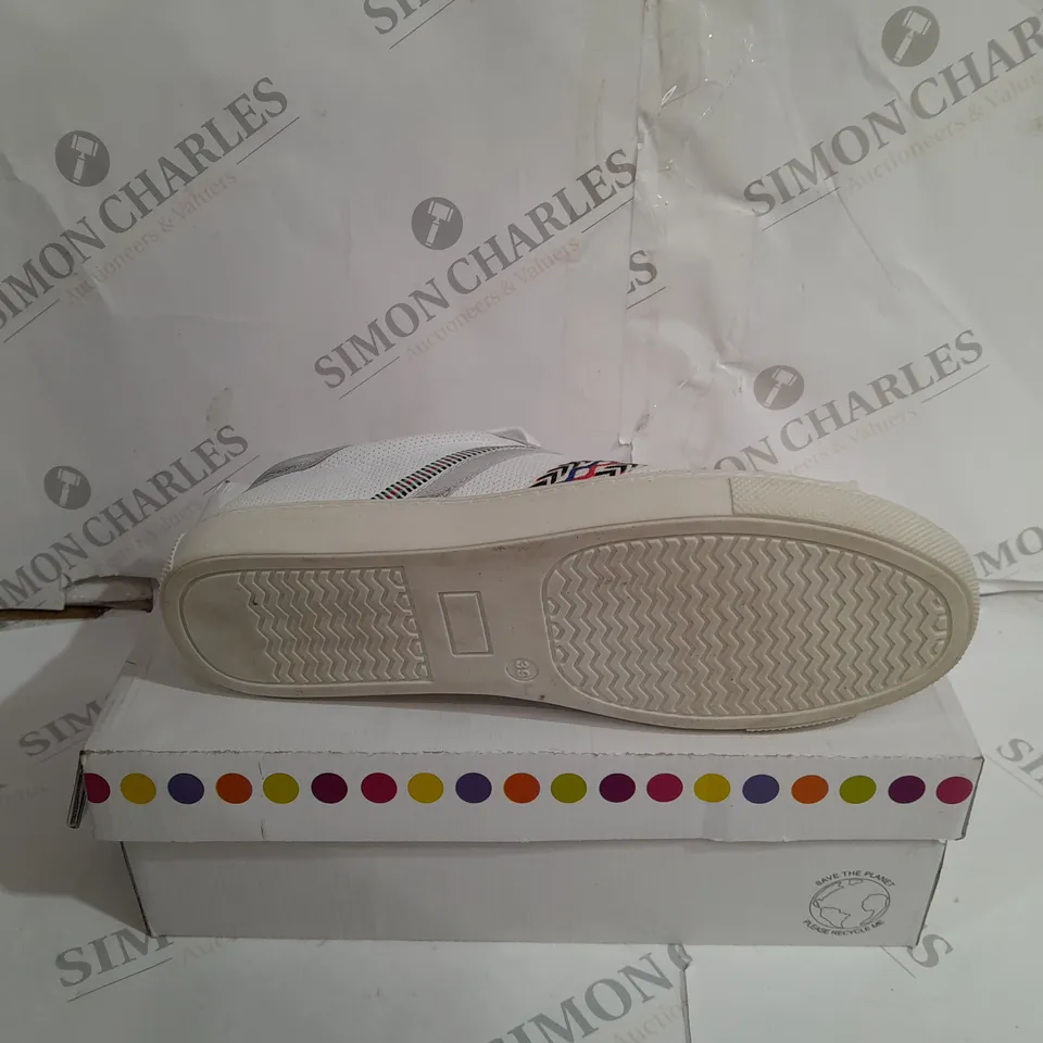 BOXED ADESS0 SASHA WHTE TRAINERS SIZE 6