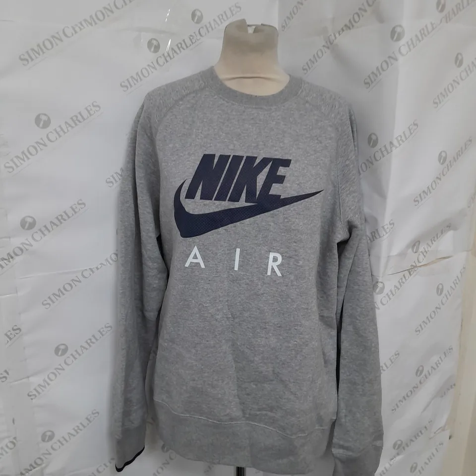 NIKE PRINTED CREW NECK PULLOVER IN GREY MARL SIZE M