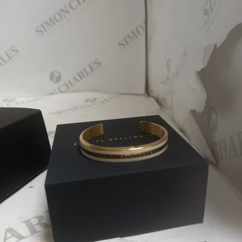 DANIEL WELLINGTON ROSEGOLD AND WHITE CUFF