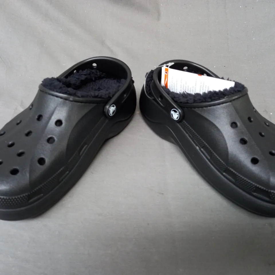 PAIR OF CROCS BAYA PLATFORM LINED CLOGS IN BLACK UK SIZE 4