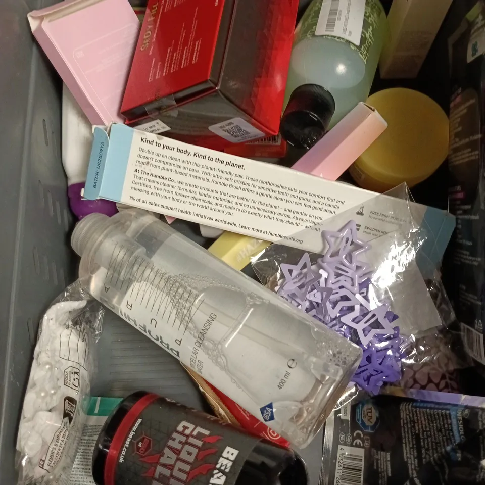 APPROXIMATEY 20 ASSORTED HEALTH AND BEAUTY PRODUCTS TO INCLUDE - BOSS SHOWER GEL - GARNIER MICELLAR CLEANSING WATER AND RITUALS ANTI-AGING CREAM