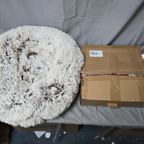 CAGE OF APPROXIMATELY 10 ASSORTED HOUSEHOLD ITEMS TO INCLUDE - POP UP TINSEL TREE - ROUND FLUFFY PET BED - COLLECTION ONLY