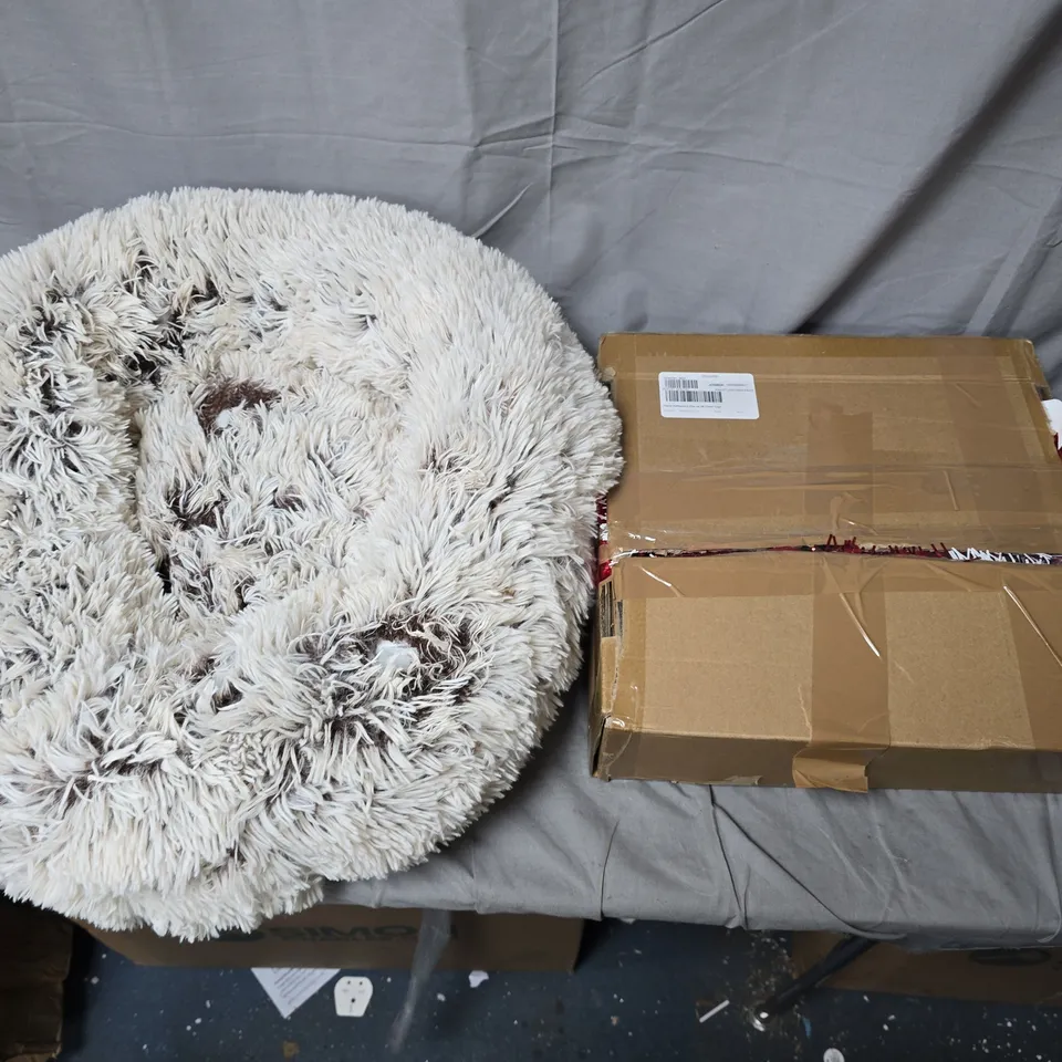CAGE OF APPROXIMATELY 10 ASSORTED HOUSEHOLD ITEMS TO INCLUDE - POP UP TINSEL TREE - ROUND FLUFFY PET BED - COLLECTION ONLY
