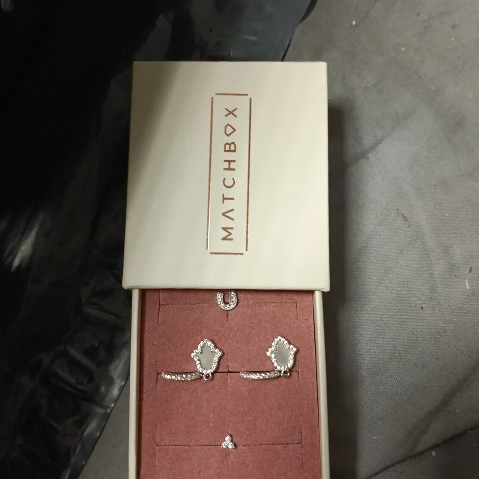 BOX OF APPROXIMATELY 15 ASSORTED JEWELRY ITEMS TO INCLUDE: MATCHBOX AND SOSMAR