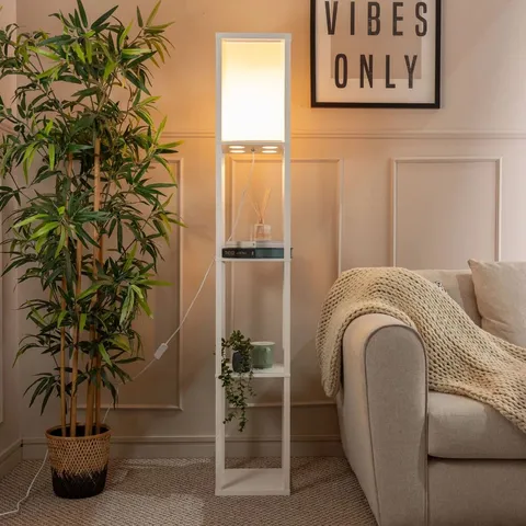 BOXED MINISUN WOODEN 3 SHELVING UNIT FLOOR LAMP 1 LIGHT WITH FAB-RIC SHADE IN WHITE, 160CM H