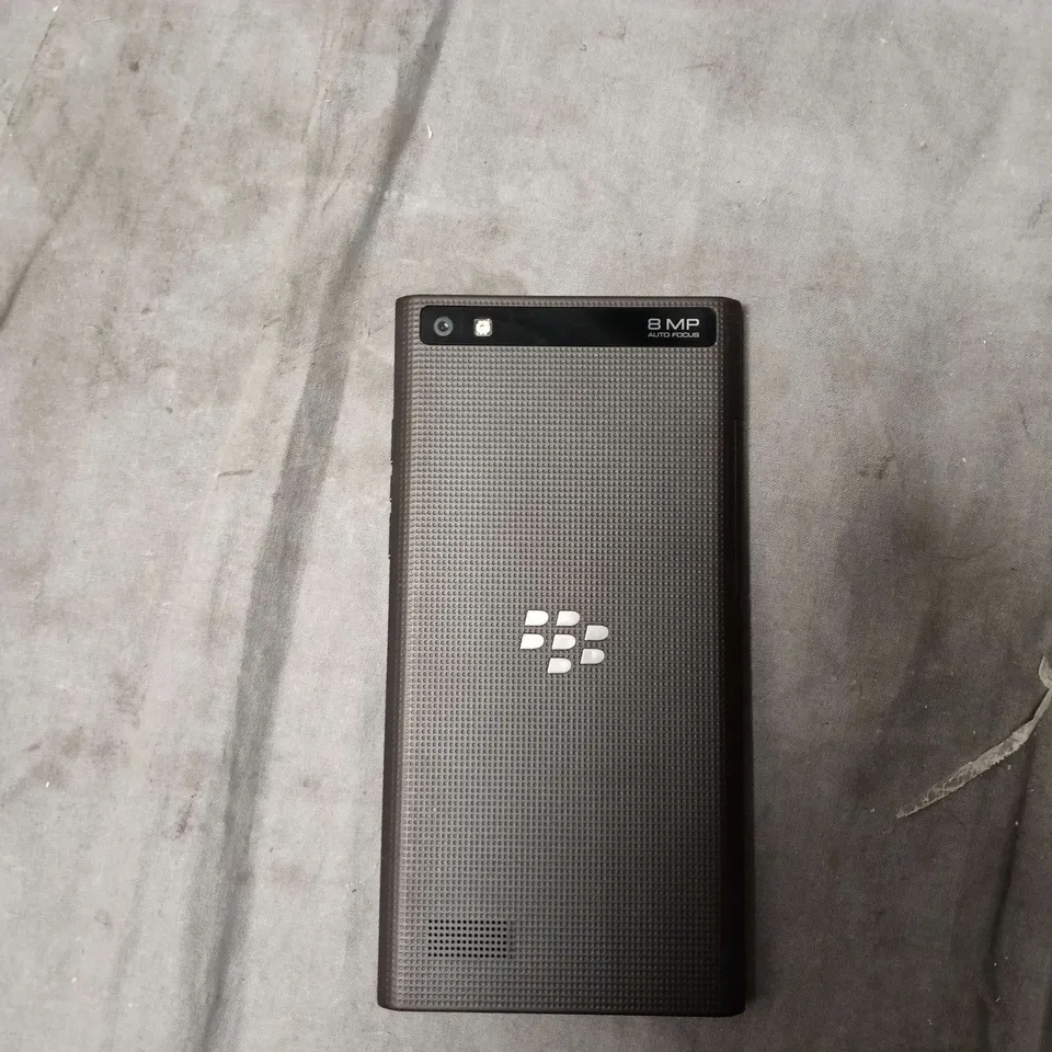 BLACKBERRY SMARTPHONE – 8 MP AUTOFOCUS REAR CAMERA 