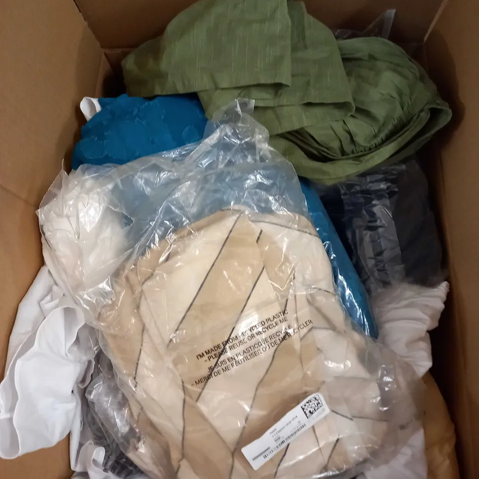 LARGE QUANTITY OF CLOTHING ITEMS TO INCLUDE DRESSES, SWEATERS, JEANS, T-SHIRTS, ETC