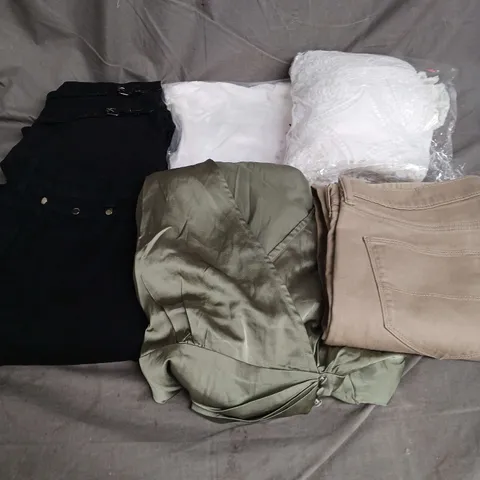 APPROXIMATELY 20 ASSORTED CLOTHING ITEMS IN VARIOUS SIZES AND STYLES TO INCLUDE - DRESS, JEANS, JACKET, ETC