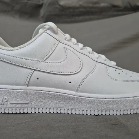 BOXED PAIR OF NIKE AIR FORCE 1 '07 SHOES IN WHITE UK SIZE 10