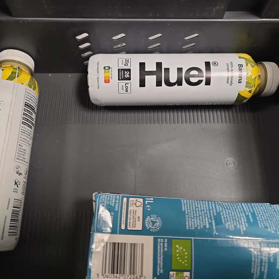 APPROXIMATELY 7 ASSORTED FOOD AND DRINK PRODUCTS TO INCLUDE - 7UP , HUEL BANANA , SMA PRO ETC