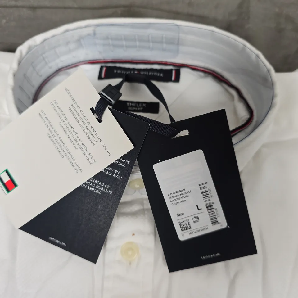 TOMMY HILFIGER DOBBY SLIM FIT SHIRT IN WHITE - L