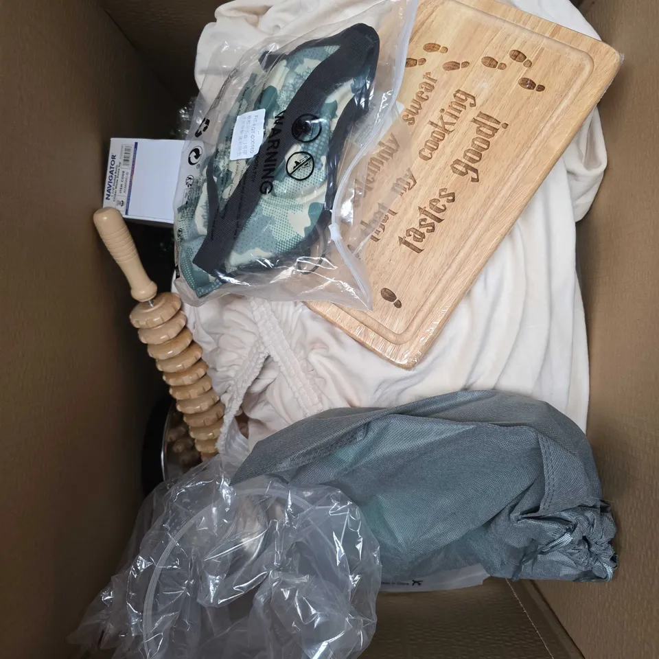 APPROXIMATELY 15 ASSORTED HOUSEHOLD PRODUCTS TO INCLUDE CAST IRON PAN, CHOPPING BOARD, HOME DÉCOR ETC