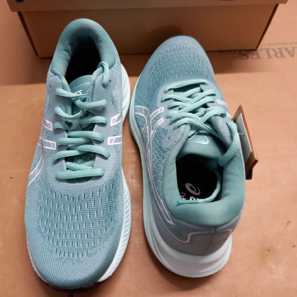 BOXED BRAND NEW GEL-EXCITE WOMENS TRAINERS IN GREEN/WHITE - UK 6