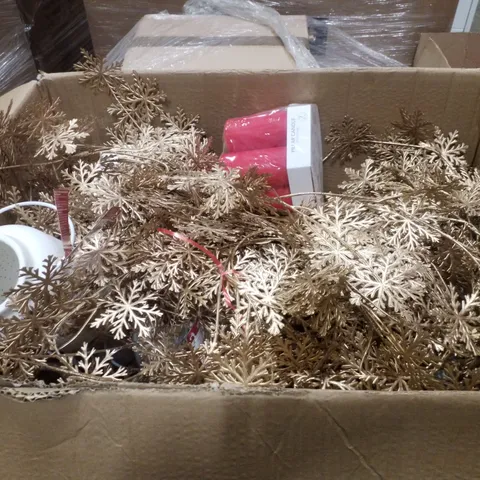 PALLET CONTAINING ASSORTED CHRISTMAS  DECORATIONS INCLUDING LARGE CERAMIC LED LANTERNS, PILLAR CANDLES, 3D WOODEN STARS, SILICONE MOULDS, WIRE EDGE RIBBON & MACHE DECORATIONS